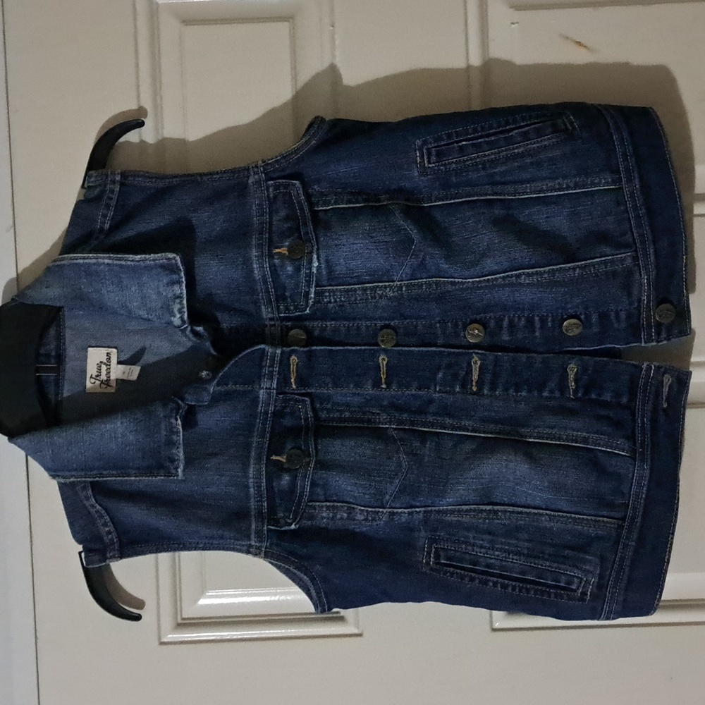 EUC sleeveless jean jacket